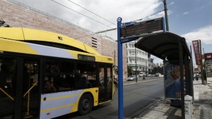 Οθόνη ηλεκτρονικής πληροφόρησης επιβατών σε στάση λεωφορείου, στην Αθήνα, Δευτέρα 26 Σεπτεμβρίου 2016. Στους χώρους της ΟΣΥ, στην Πέτρου Ράλλη, χτυπάει η καρδιά της τηλεματικής, του έργου χάρη στο οποίο από την περασμένη Άνοιξη οι επιβάτες στην Αττική μπορούν να ενημερώνονται για την ακριβή ώρα άφιξης λεωφορείων και τρόλεϊ, έχοντας επιτέλους απάντηση σ’ ένα ερώτημα που μέχρι πριν λίγο καιρό «ταλαιπωρούσε» τις στάσεις στο λεκανοπέδιο: «Πότε θα έρθει το λεωφορείο»; Τετάρτη 28 Σεπτεμβρίου 2016. ΑΠΕ-ΜΠΕ/ΑΠΕ-ΜΠΕ/ΓΙΑΝΝΗΣ ΚΟΛΕΣΙΔΗΣ